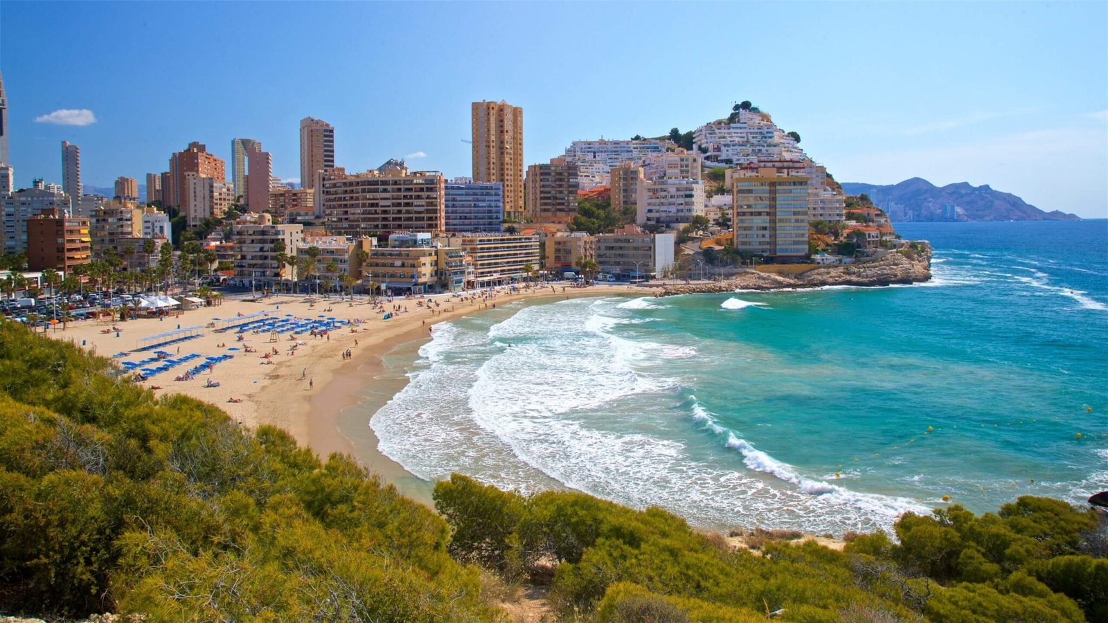 plano alejado de la costa de benidorm