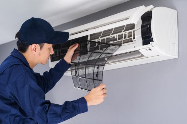 técnico haciendo el mantenimiento de un sistema